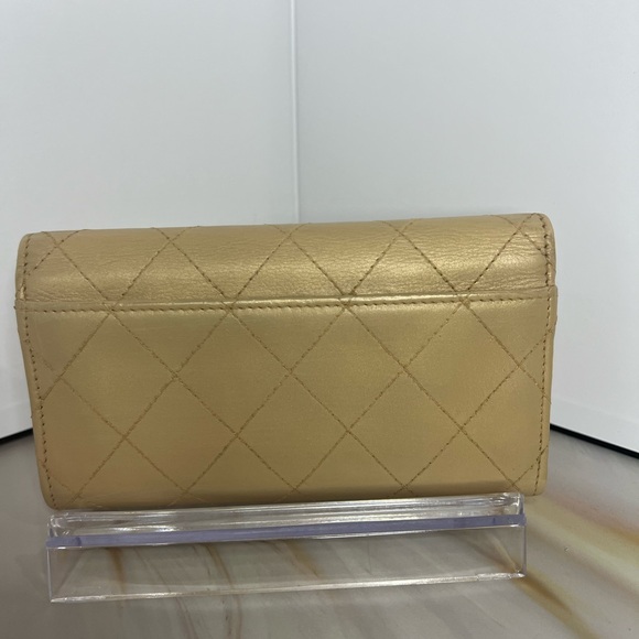Authentic RARE Chanel turn lock cream wallet - Picture 8 of 8